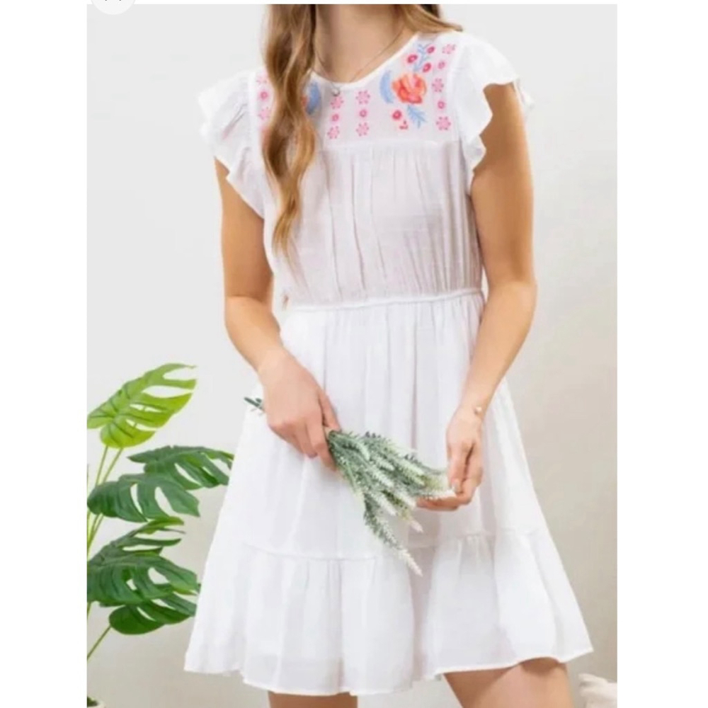NWOT Mine White Embroidered Flutter Sleeve Dress L